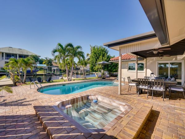 Lovely Fort Myers 3 Bedroom Home Pool & Canal View