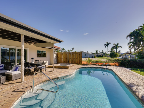 Lovely Fort Myers 3 Bedroom Home Pool & Canal View