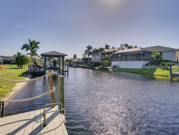 Lovely Fort Myers 3 Bedroom Home Pool & Canal View