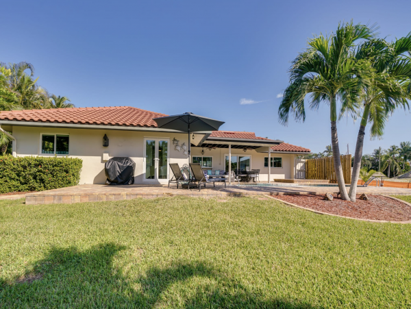 Lovely Fort Myers 3 Bedroom Home Pool & Canal View
