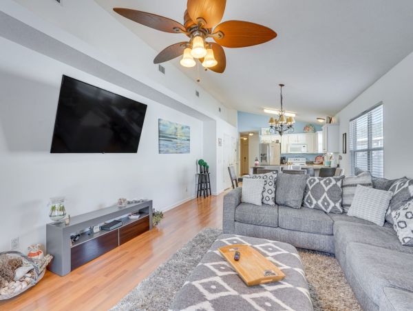Charming Panama City Beach with 3 Bedrooms & Communal Pool