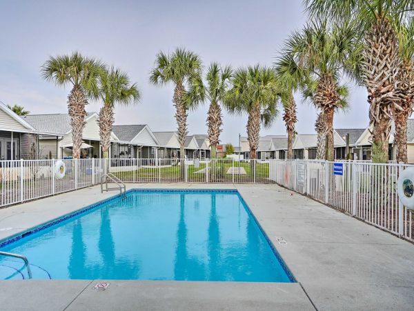 Charming Panama City Beach with 3 Bedrooms & Communal Pool