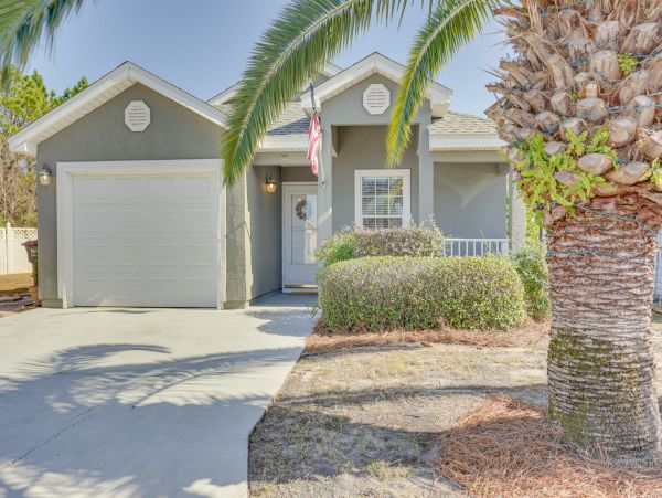 Charming Panama City Beach with 3 Bedrooms & Communal Pool