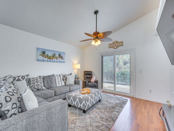 Charming Panama City Beach with 3 Bedrooms & Communal Pool