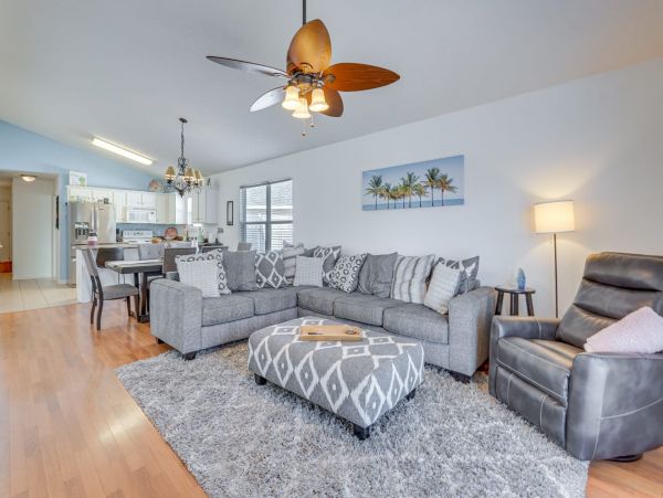 Charming Panama City Beach with 3 Bedrooms & Communal Pool