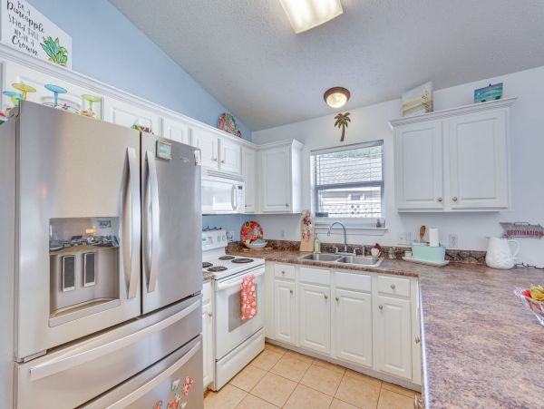 Charming Panama City Beach with 3 Bedrooms & Communal Pool
