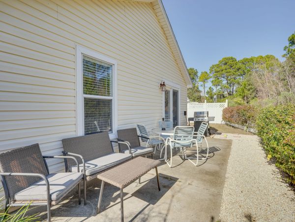 Charming Panama City Beach with 3 Bedrooms & Communal Pool