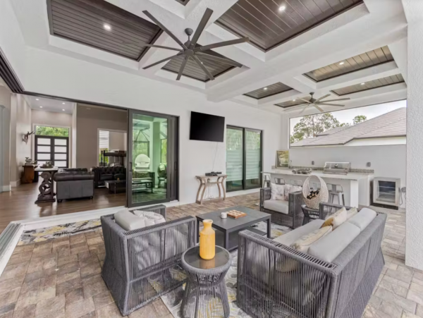 Naples Vacation Home Saltwater Pool, Outdoor Kitchen & EVC