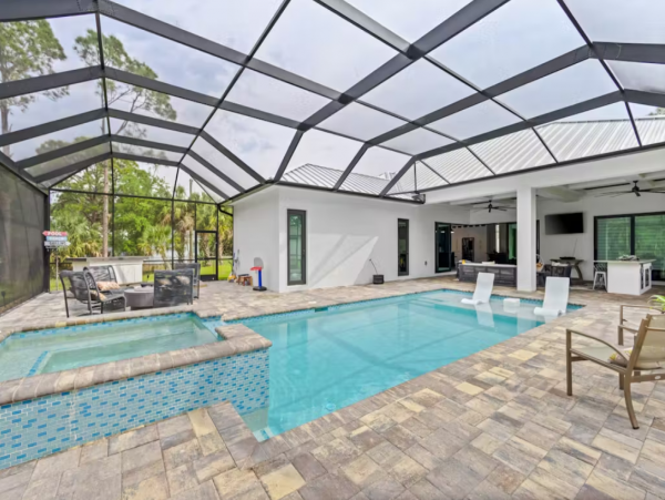 Naples Vacation Home Saltwater Pool, Outdoor Kitchen & EVC