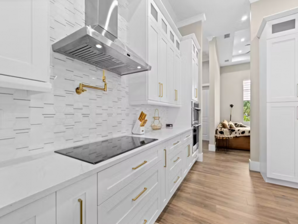 Naples Vacation Home Saltwater Pool, Outdoor Kitchen & EVC