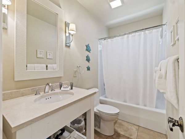 Lovely 5 Bedroom Vacation Home in Isle of Palms Only 1 Block to Beach