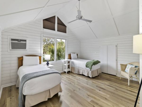 Lovely 5 Bedroom Vacation Home in Isle of Palms Only 1 Block to Beach