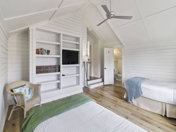 Lovely 5 Bedroom Vacation Home in Isle of Palms Only 1 Block to Beach