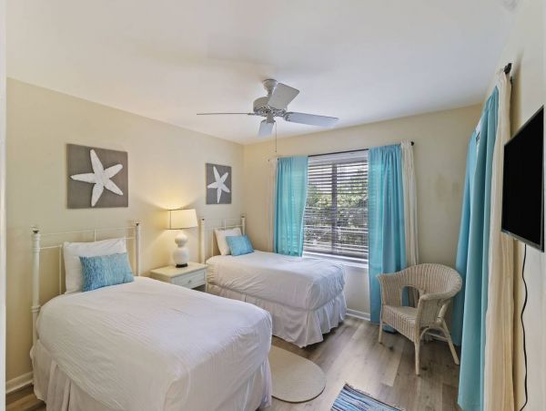 Lovely 5 Bedroom Vacation Home in Isle of Palms Only 1 Block to Beach