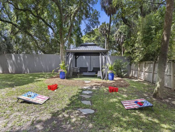 A Perfect Beach Retreat 4 Bedroom Home Centrally Located in  Isle of Palms