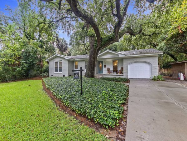A Perfect Beach Retreat 4 Bedroom Home Centrally Located in  Isle of Palms