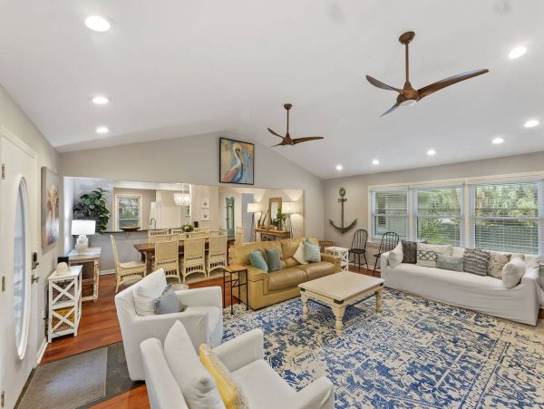 A Perfect Beach Retreat 4 Bedroom Home Centrally Located in  Isle of Palms