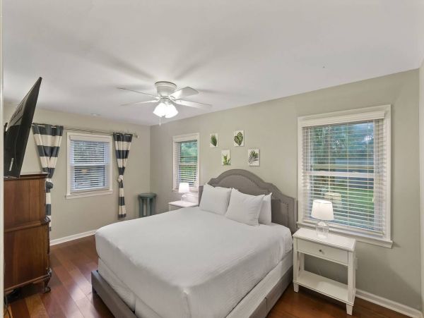 A Perfect Beach Retreat 4 Bedroom Home Centrally Located in  Isle of Palms