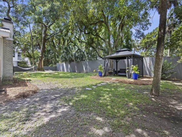 A Perfect Beach Retreat 4 Bedroom Home Centrally Located in  Isle of Palms