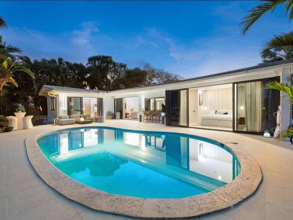 Hallandale Vacation Home Sleeps 12