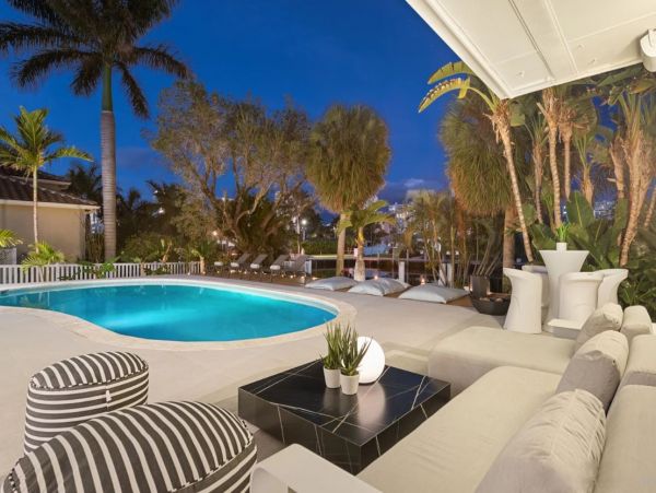 Hallandale Vacation Home Sleeps 12