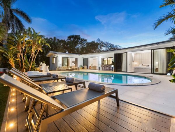 Hallandale Vacation Home Sleeps 12