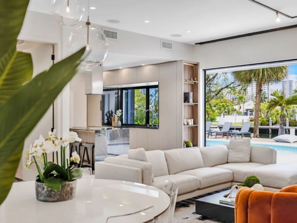 Hallandale Vacation Home Sleeps 12