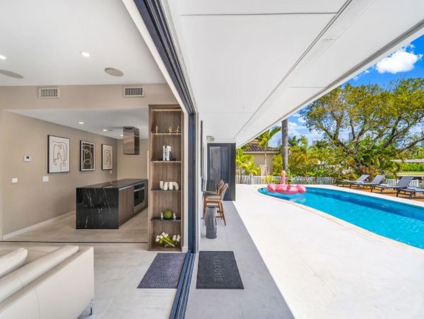Hallandale Vacation Home Sleeps 12