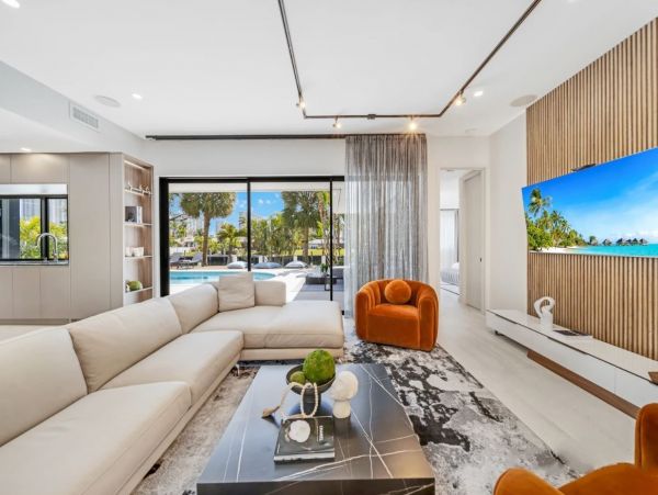 Hallandale Vacation Home Sleeps 12
