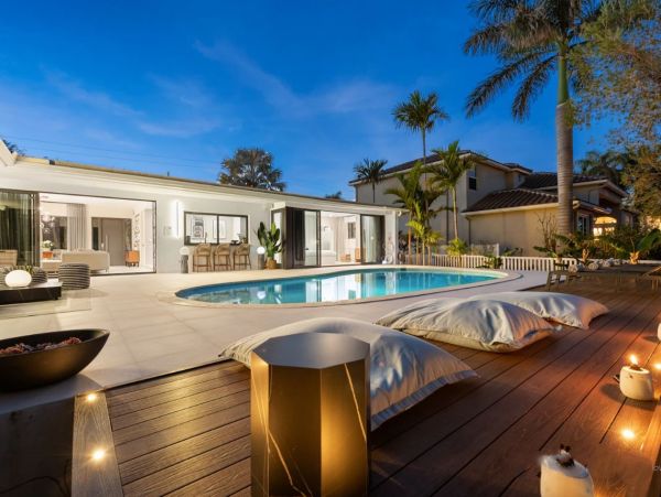 Hallandale Vacation Home Sleeps 12
