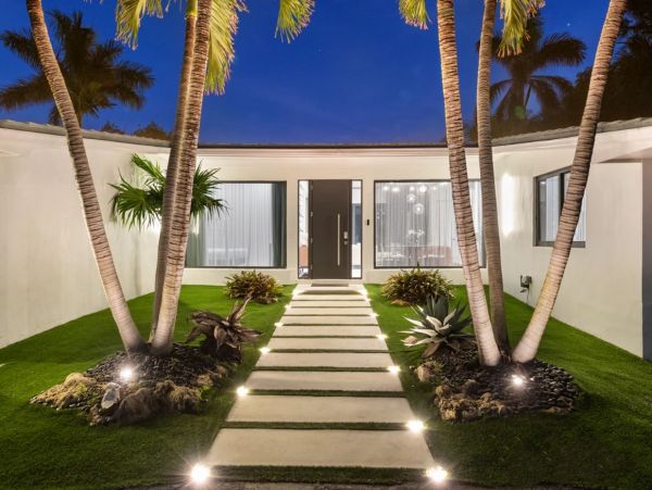 Hallandale Vacation Home Sleeps 12