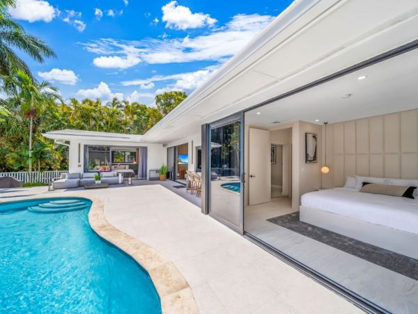 Hallandale Vacation Home Sleeps 12