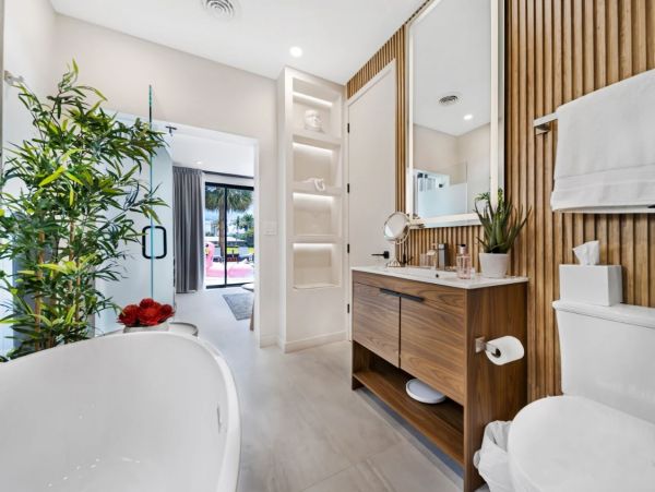 Hallandale Vacation Home Sleeps 12
