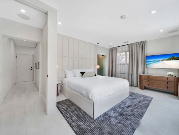 Hallandale Vacation Home Sleeps 12