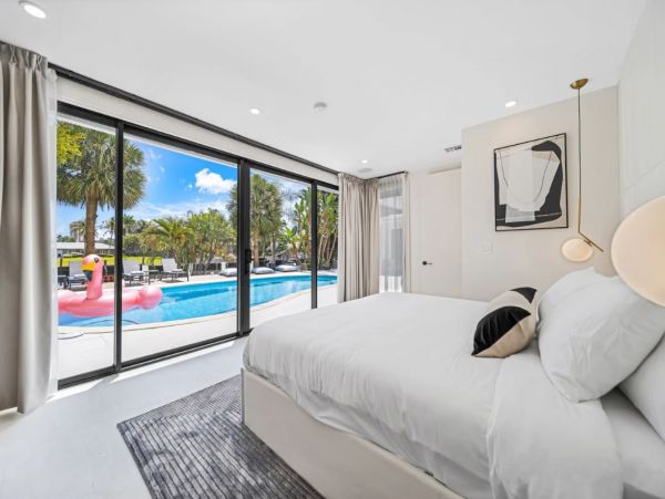 Hallandale Vacation Home Sleeps 12