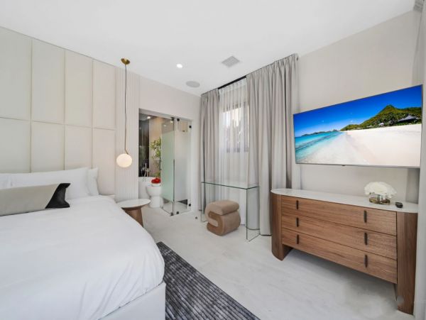 Hallandale Vacation Home Sleeps 12