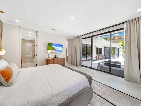 Hallandale Vacation Home Sleeps 12
