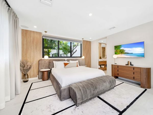 Hallandale Vacation Home Sleeps 12