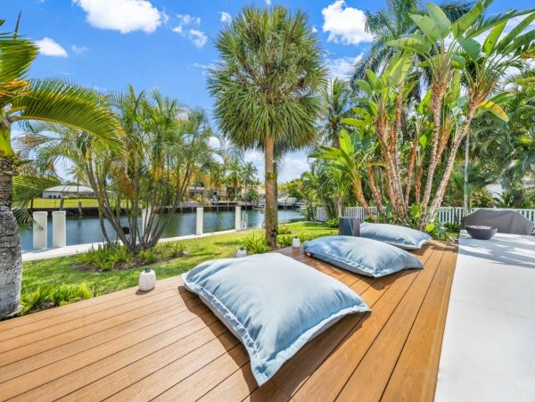 Hallandale Vacation Home Sleeps 12