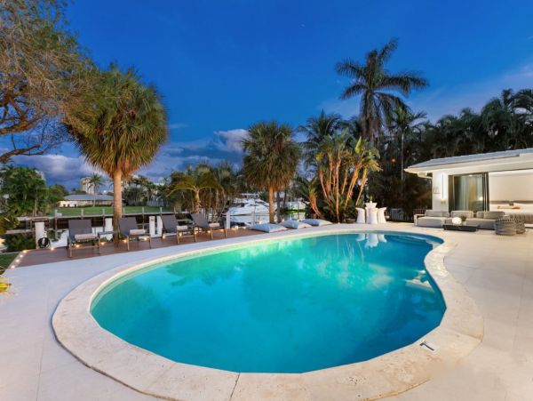 Hallandale Vacation Home Sleeps 12