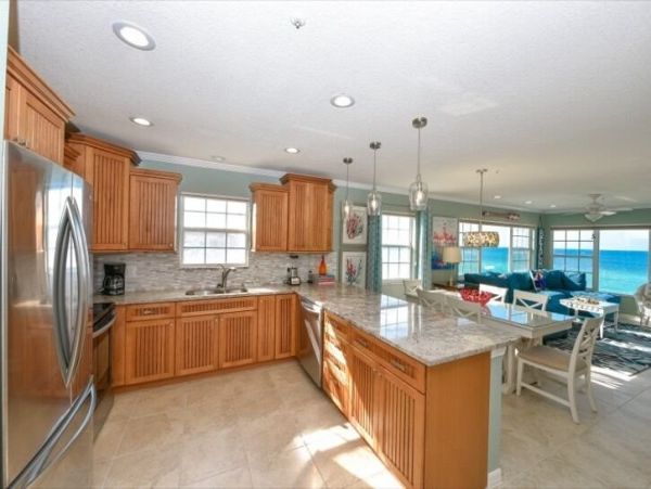 Brachfront Condo with 3 Bedrooms & Full Ocean Views