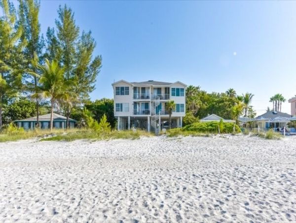 Brachfront Condo with 3 Bedrooms & Full Ocean Views