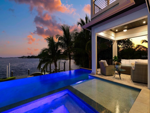 Holmes Beach Vacation Home with 3 Bedroom & Infinity Pool