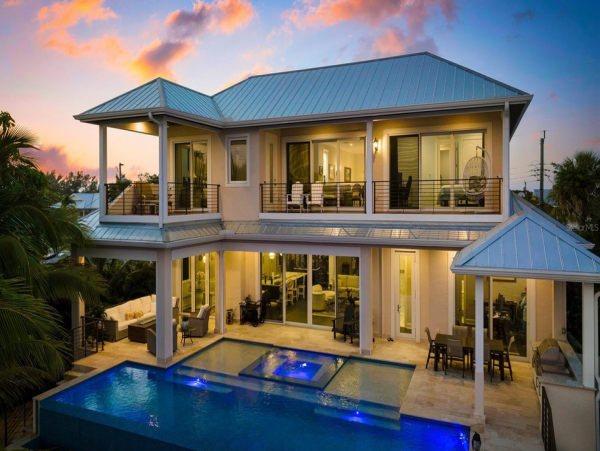 Holmes Beach Vacation Home with 3 Bedroom & Infinity Pool
