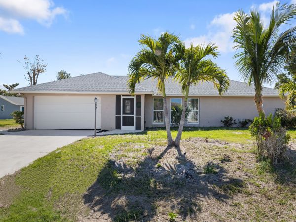 Walk to Beach Sanibel Vacation Home Sleeps Ten Guests