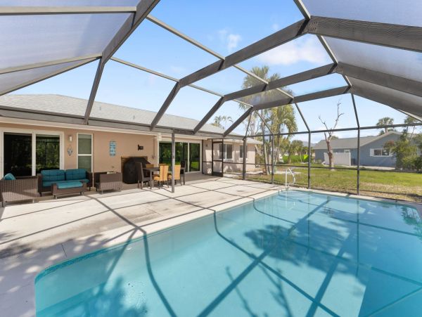 Walk to Beach Sanibel Vacation Home Sleeps Ten Guests