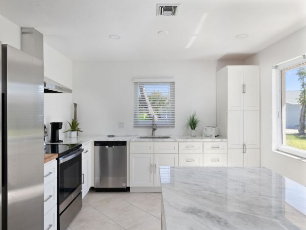 Walk to Beach Sanibel Vacation Home Sleeps Ten Guests