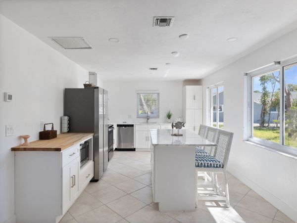Walk to Beach Sanibel Vacation Home Sleeps Ten Guests