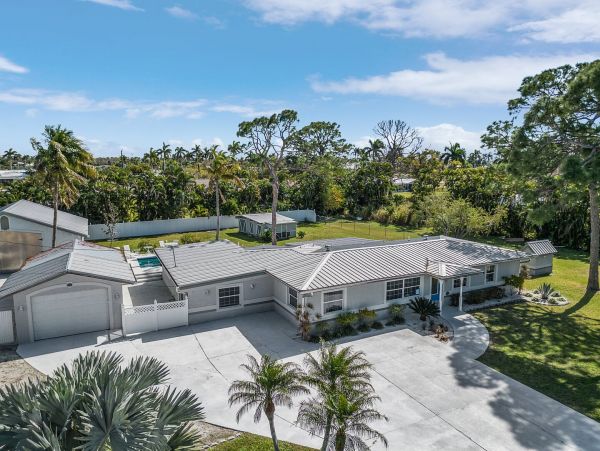 Beautiful Four Bedroom Vacation Pool Home