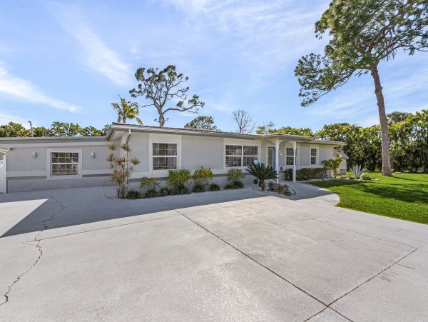 Beautiful Four Bedroom Vacation Pool Home